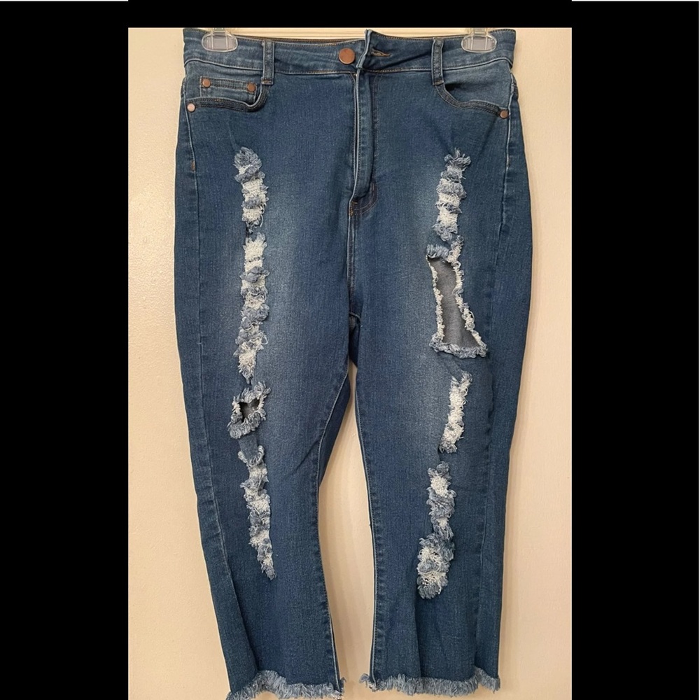 B.O.B. Distressed Capris Size 15/16 Medium Wash